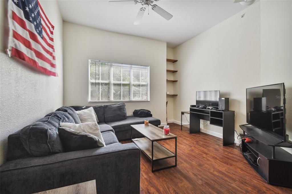 For Sale: $299,900 (1 beds, 1 baths, 789 Square Feet)