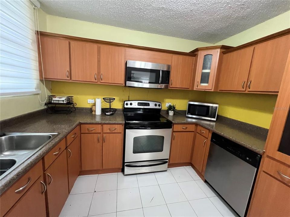 En Venta: $215,000 (4 camas, 2 baños, 1661 Pies cuadrados)