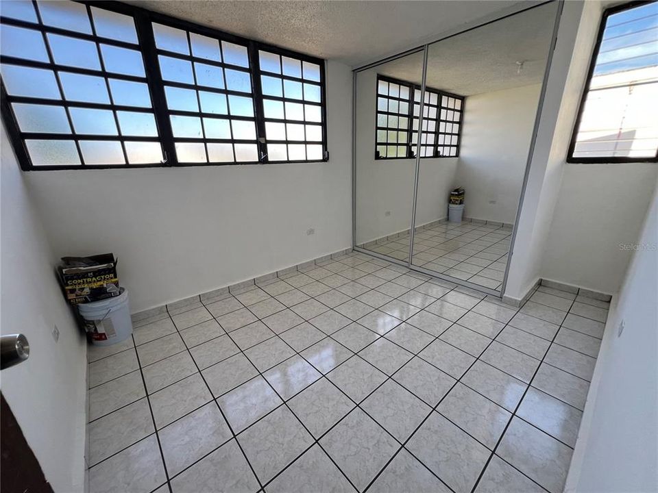 En Venta: $215,000 (4 camas, 2 baños, 1661 Pies cuadrados)