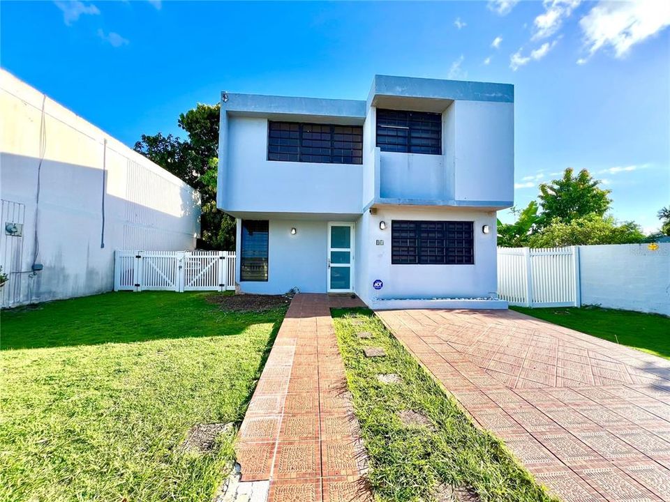 En Venta: $215,000 (4 camas, 2 baños, 1661 Pies cuadrados)