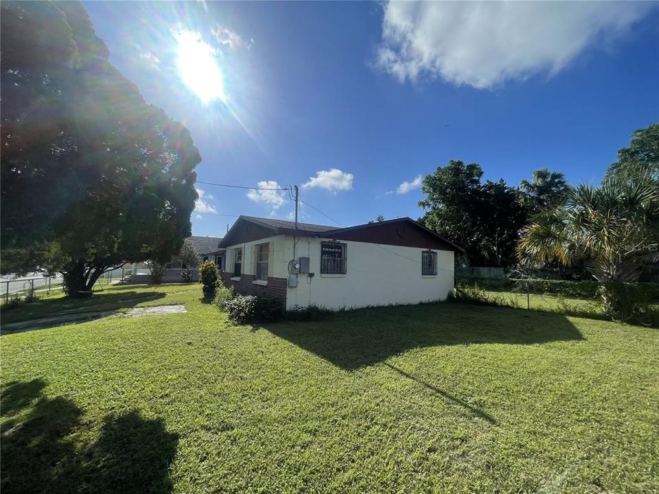 Active With Contract: $330,000 (3 beds, 2 baths, 1048 Square Feet)