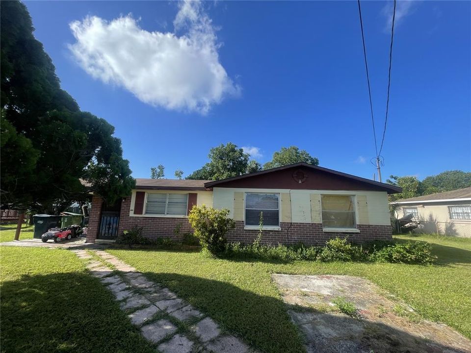 Active With Contract: $330,000 (3 beds, 2 baths, 1048 Square Feet)