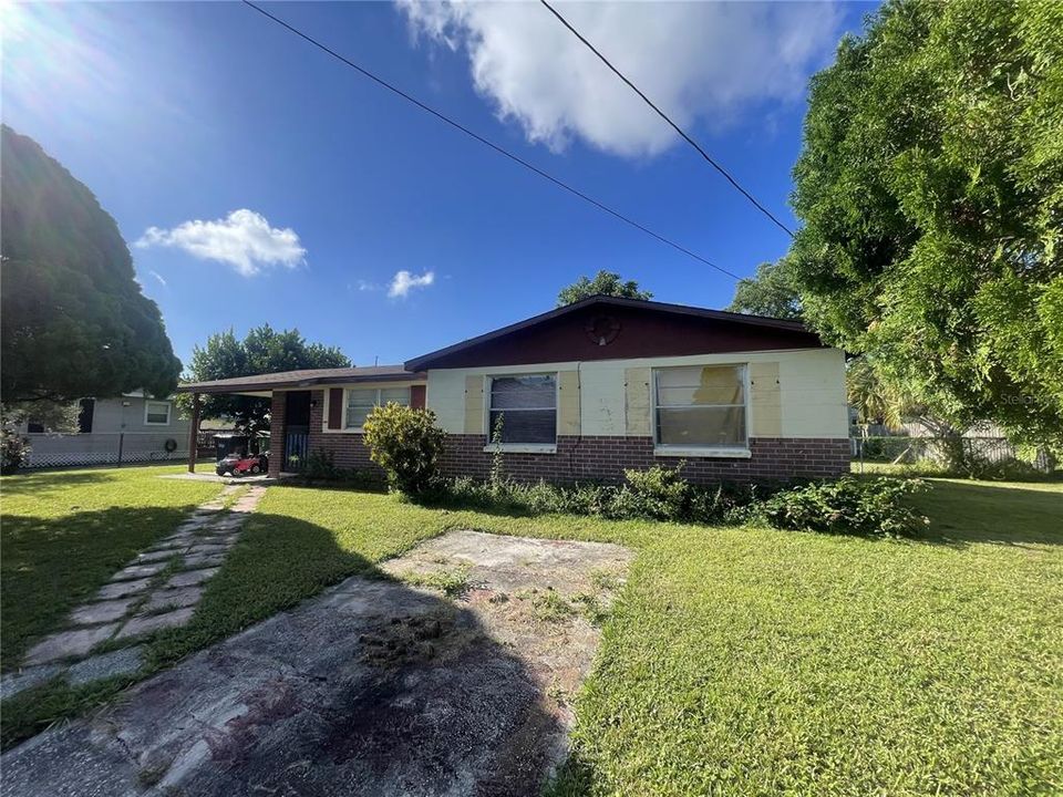 Active With Contract: $330,000 (3 beds, 2 baths, 1048 Square Feet)