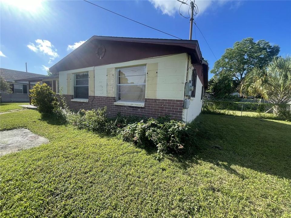 Active With Contract: $330,000 (3 beds, 2 baths, 1048 Square Feet)