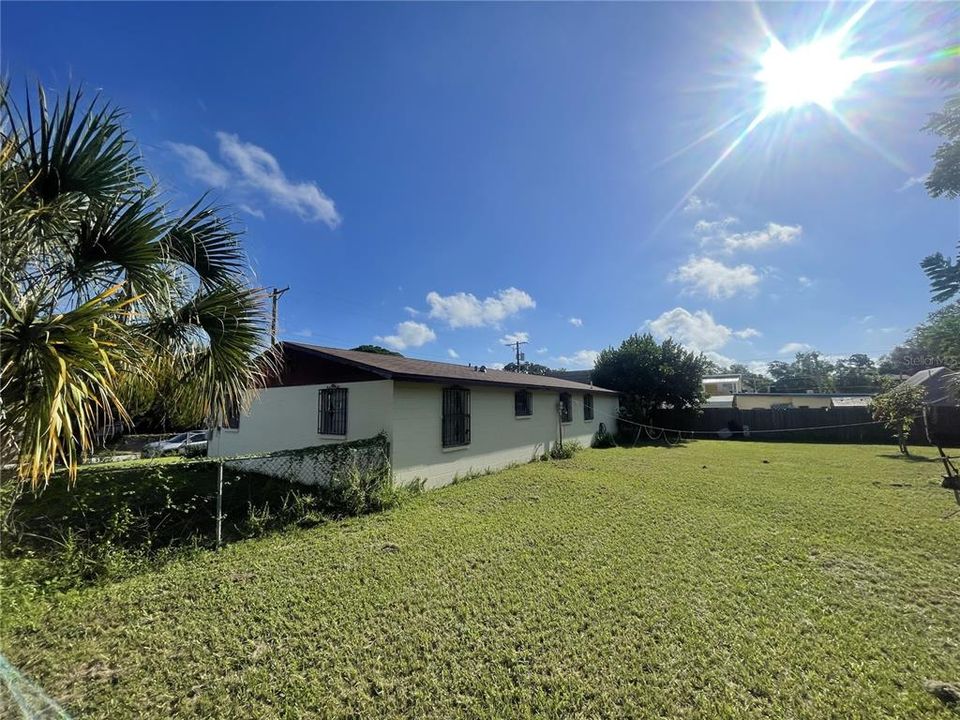 Active With Contract: $330,000 (3 beds, 2 baths, 1048 Square Feet)