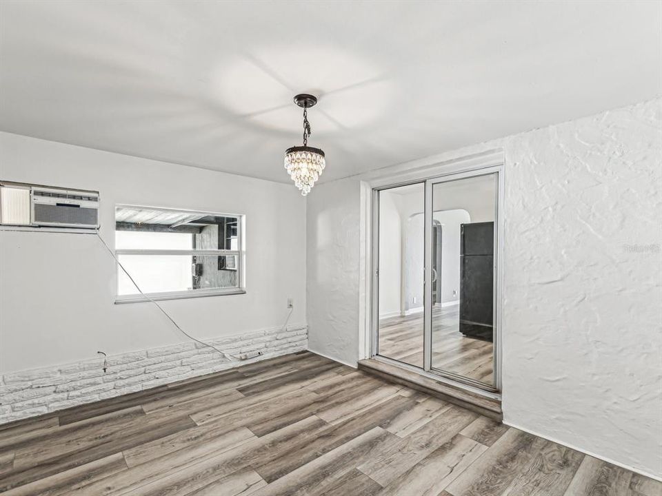 For Sale: $299,900 (3 beds, 1 baths, 978 Square Feet)