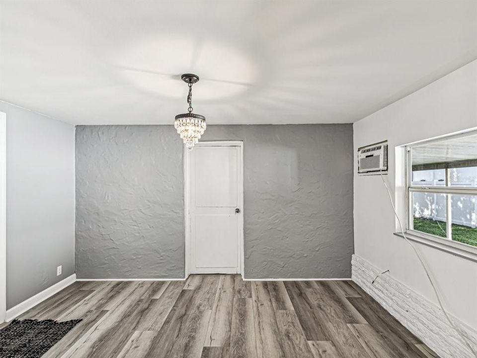 For Sale: $299,900 (3 beds, 1 baths, 978 Square Feet)