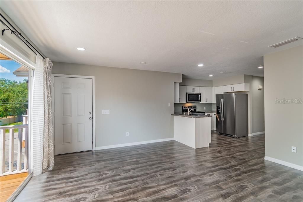 Active With Contract: $173,500 (2 beds, 2 baths, 844 Square Feet)