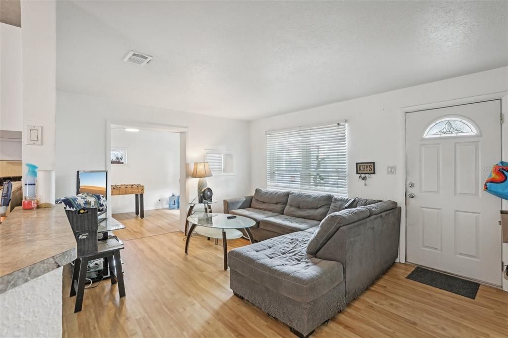 For Sale: $299,000 (3 beds, 1 baths, 1272 Square Feet)