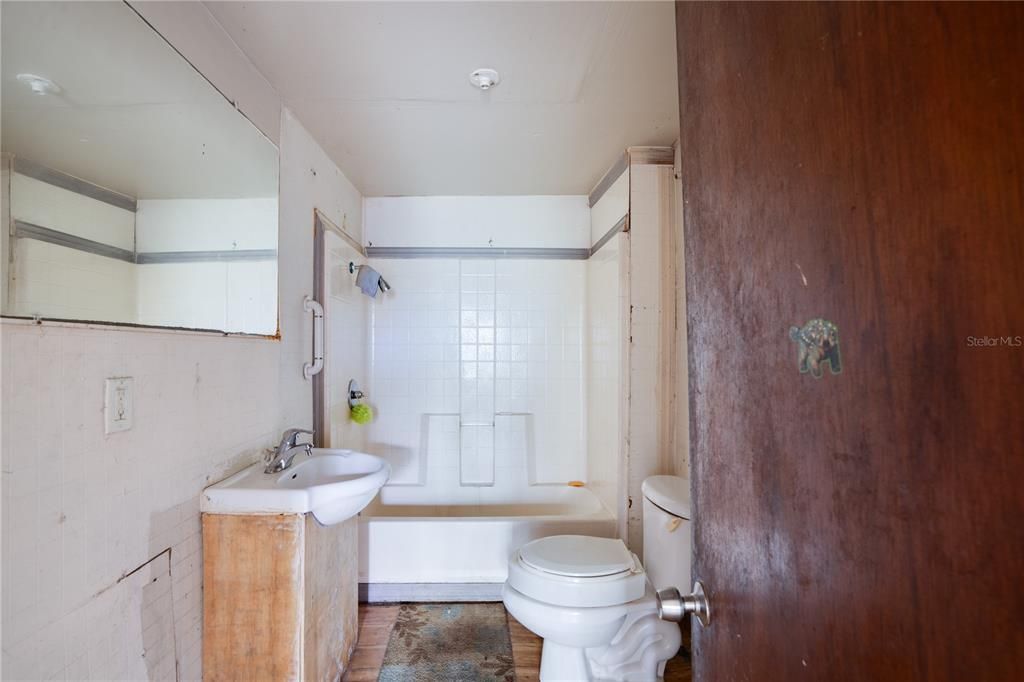 For Sale: $100,000 (4 beds, 2 baths, 1566 Square Feet)