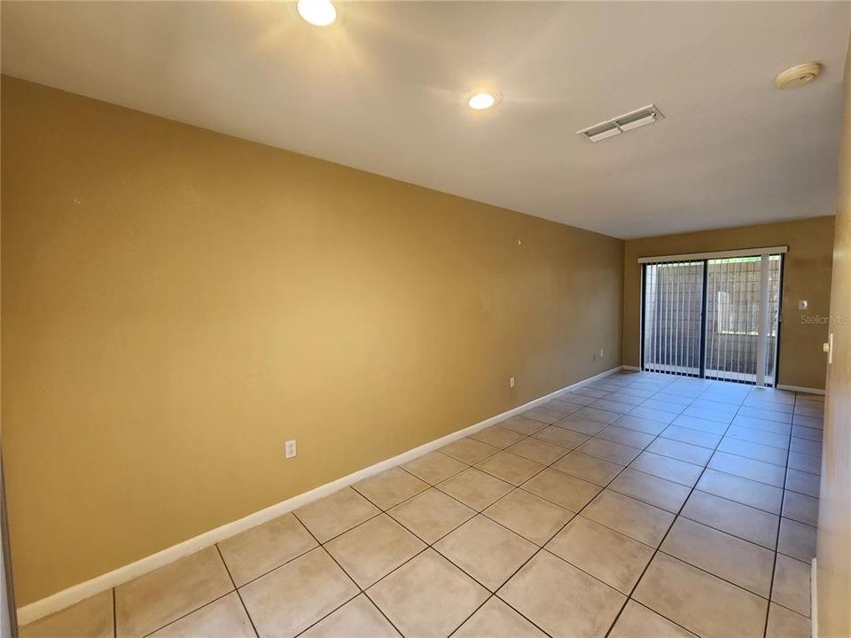 For Rent: $1,150 (2 beds, 1 baths, 975 Square Feet)