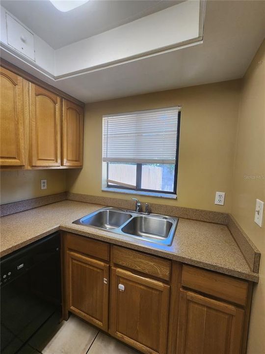 For Rent: $1,150 (2 beds, 1 baths, 975 Square Feet)