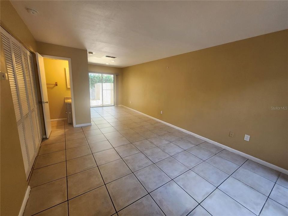 For Rent: $1,150 (2 beds, 1 baths, 975 Square Feet)