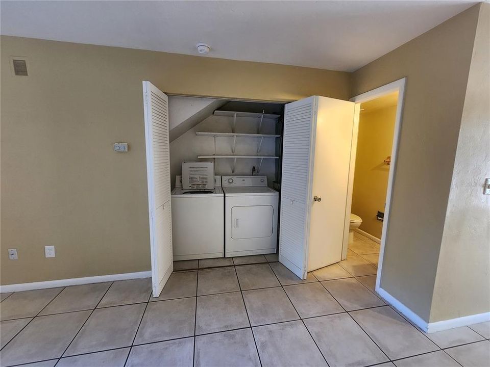 For Rent: $1,150 (2 beds, 1 baths, 975 Square Feet)