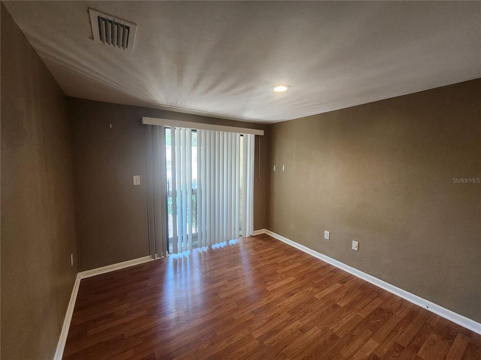 For Rent: $1,150 (2 beds, 1 baths, 975 Square Feet)