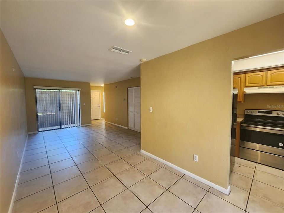 For Rent: $1,150 (2 beds, 1 baths, 975 Square Feet)