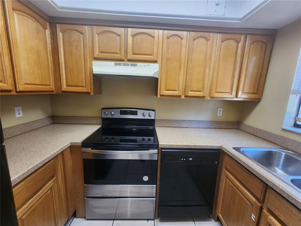 For Rent: $1,150 (2 beds, 1 baths, 975 Square Feet)