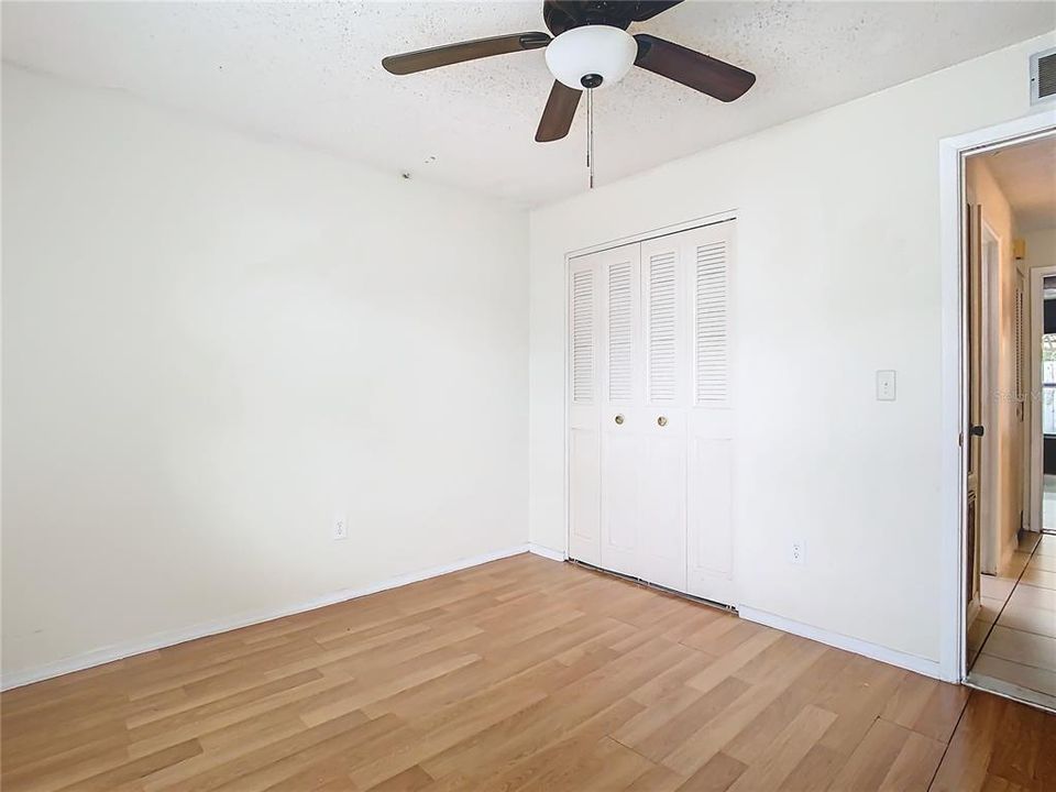 For Sale: $200,000 (2 beds, 1 baths, 888 Square Feet)