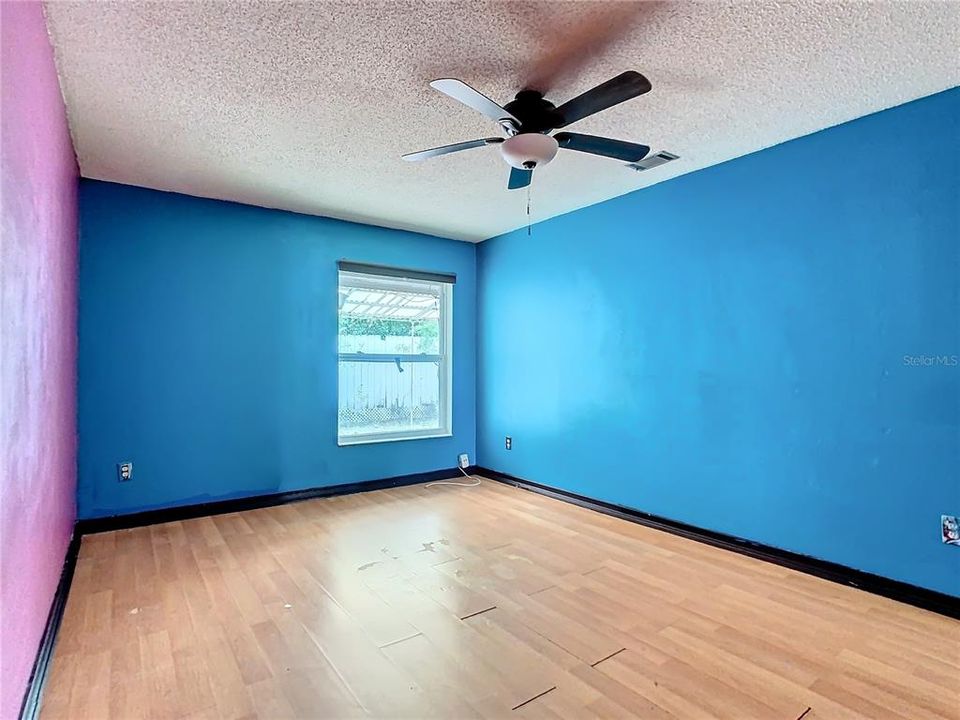 For Sale: $200,000 (2 beds, 1 baths, 888 Square Feet)