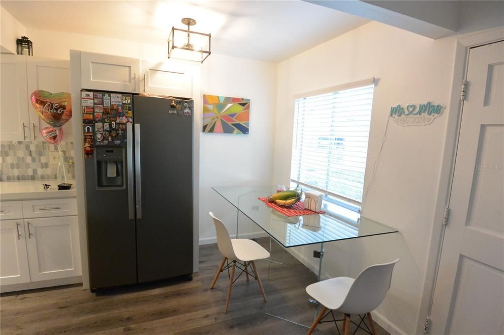 For Rent: $2,300 (2 beds, 1 baths, 898 Square Feet)