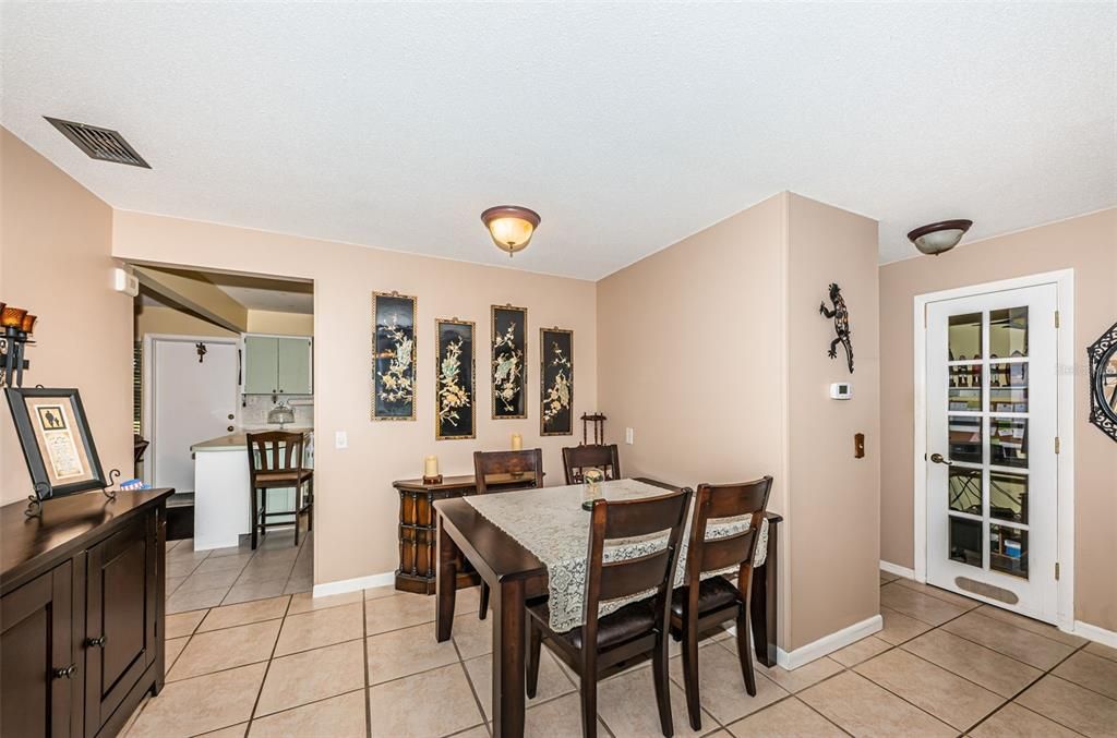 For Sale: $138,900 (1 beds, 1 baths, 902 Square Feet)