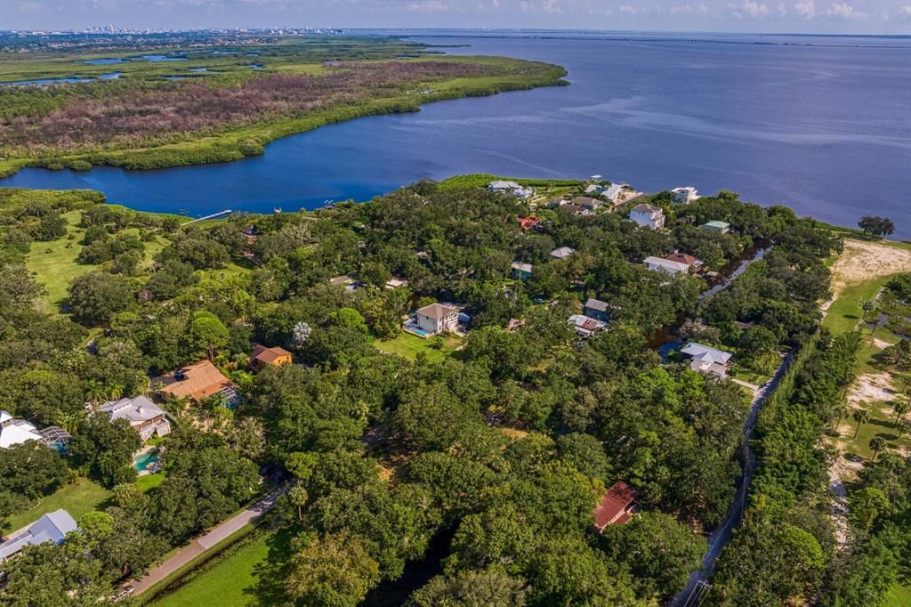 На продажу: $390,000 (0.73 acres)