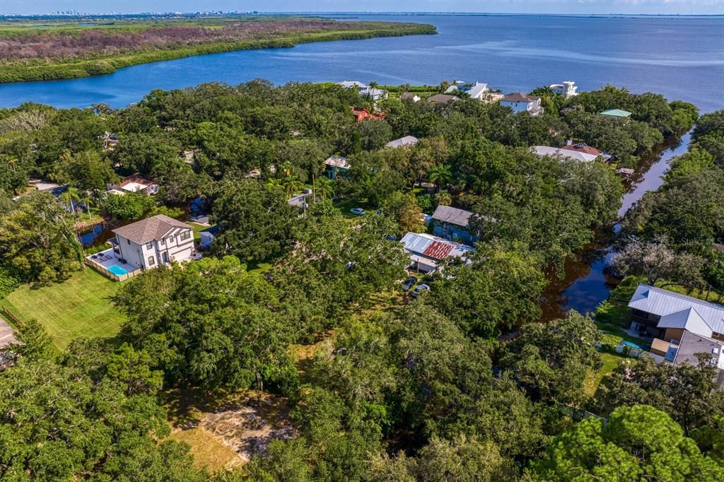 На продажу: $390,000 (0.73 acres)