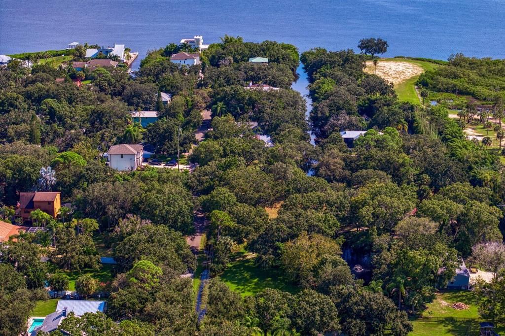 На продажу: $390,000 (0.73 acres)