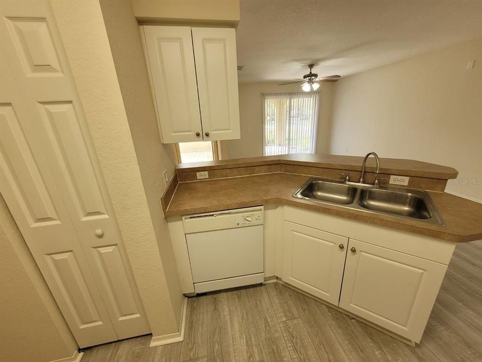 For Rent: $1,250 (1 beds, 1 baths, 779 Square Feet)