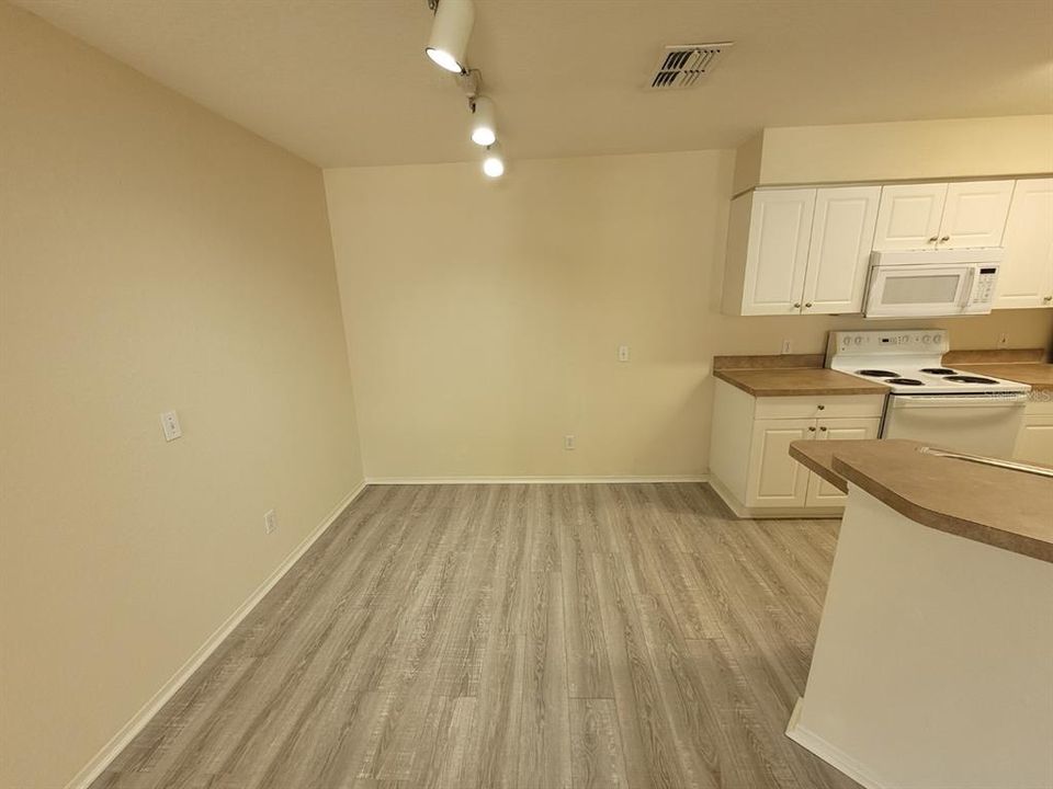 For Rent: $1,250 (1 beds, 1 baths, 779 Square Feet)