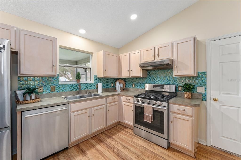 For Sale: $274,850 (2 beds, 2 baths, 1148 Square Feet)