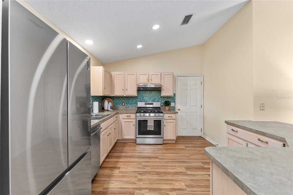 For Sale: $274,850 (2 beds, 2 baths, 1148 Square Feet)