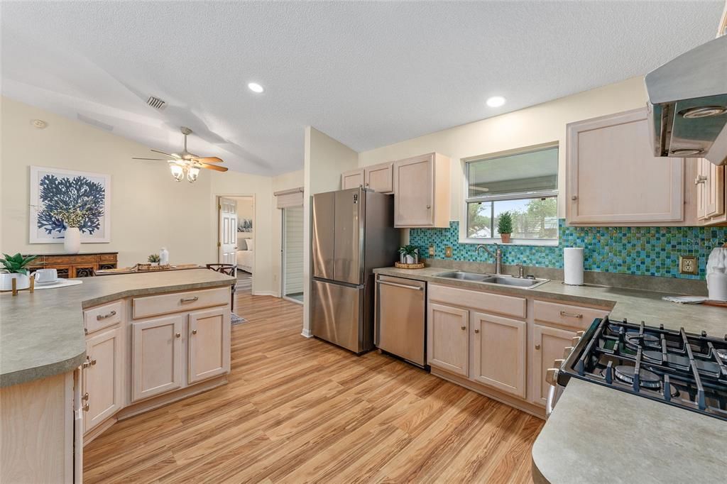 For Sale: $274,850 (2 beds, 2 baths, 1148 Square Feet)