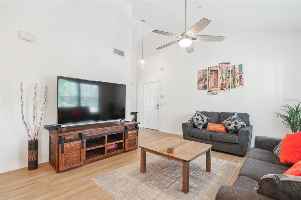 For Sale: $259,000 (2 beds, 2 baths, 1088 Square Feet)