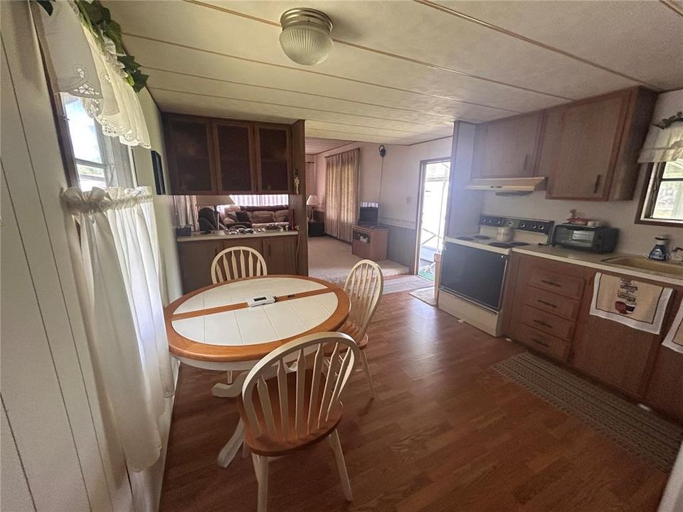 For Sale: $119,000 (2 beds, 1 baths, 672 Square Feet)