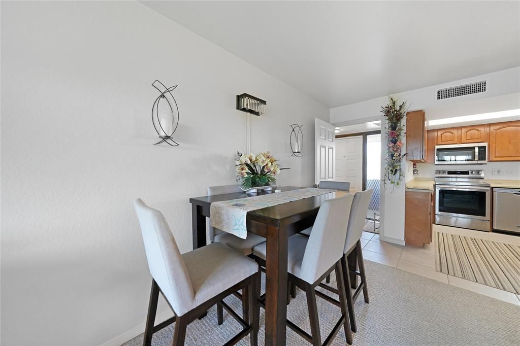 For Sale: $295,000 (2 beds, 2 baths, 1114 Square Feet)