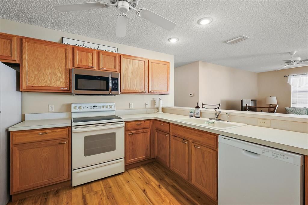 Kitchen w/plenty of counterspace!