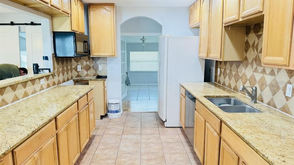 For Rent: $2,150 (5 beds, 2 baths, 1386 Square Feet)