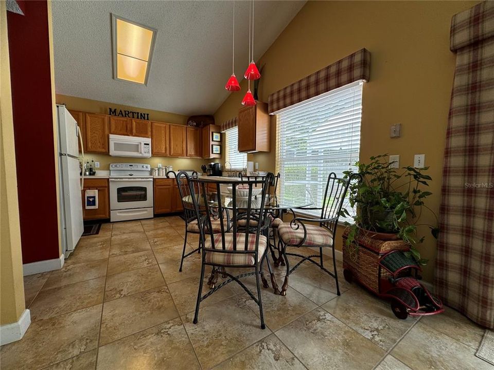 Breakfast Area & Kitchen