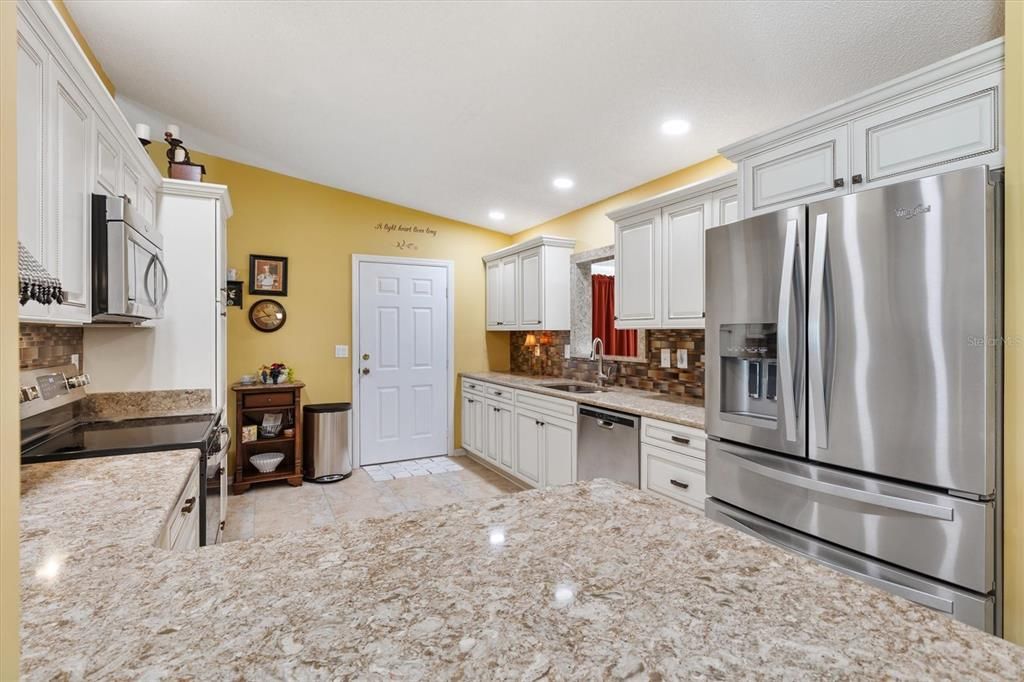 QUARTZ COUNTERS WITH NEWER SS APPLIANCES