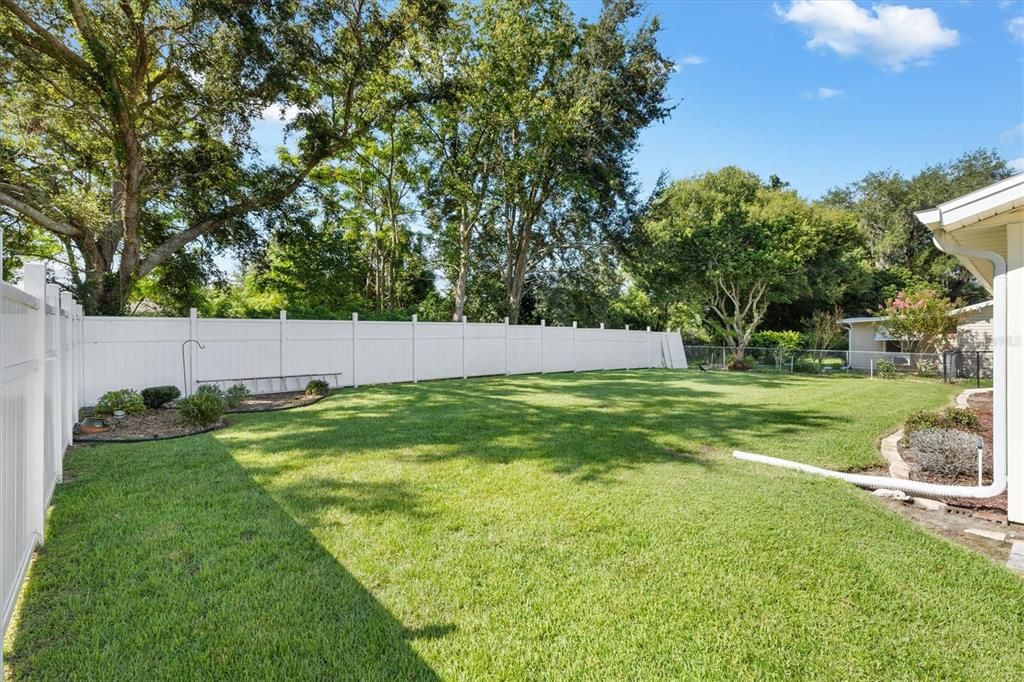 BACK YARD WITH PARTIAL PRIVACY VINYL FENCE