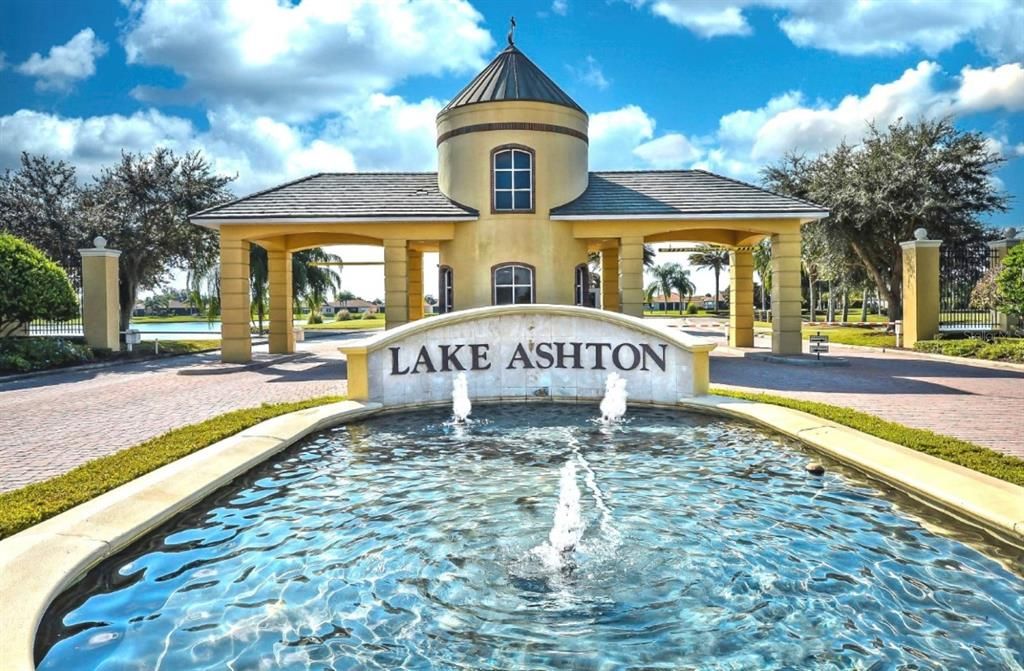 Front entrance to Lake Ashton