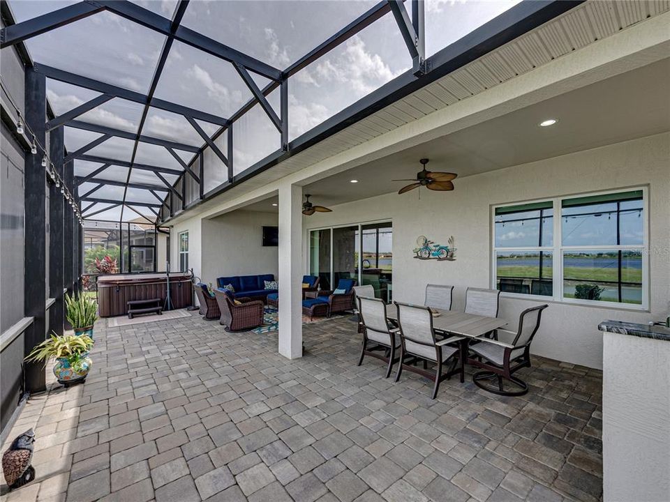 Large lanai for entertaining