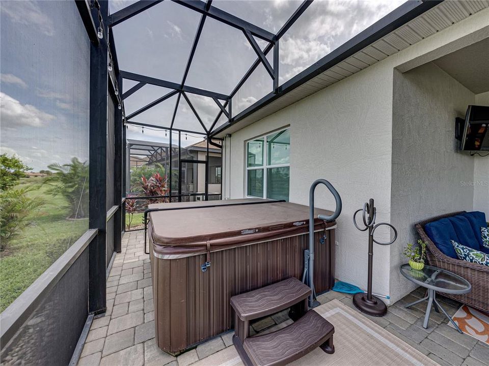 Hot tub which conveys with home