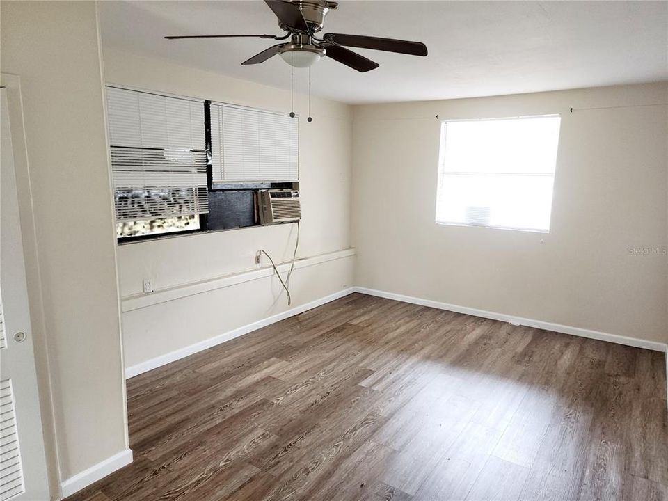 For Sale: $159,900 (2 beds, 1 baths, 859 Square Feet)