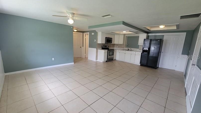 For Rent: $1,700 (4 beds, 3 baths, 1400 Square Feet)