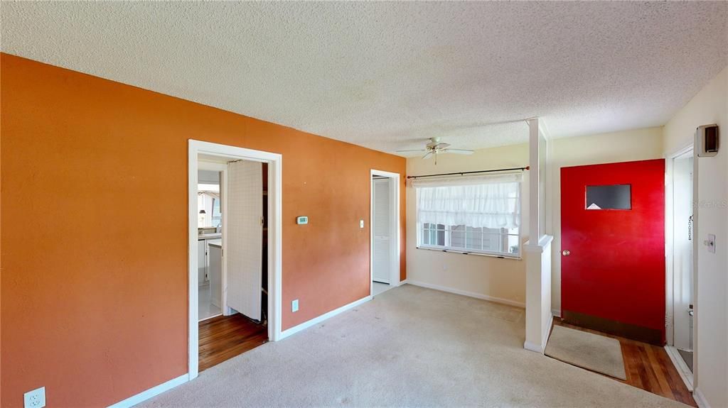 For Sale: $400,000 (2 beds, 1 baths, 958 Square Feet)