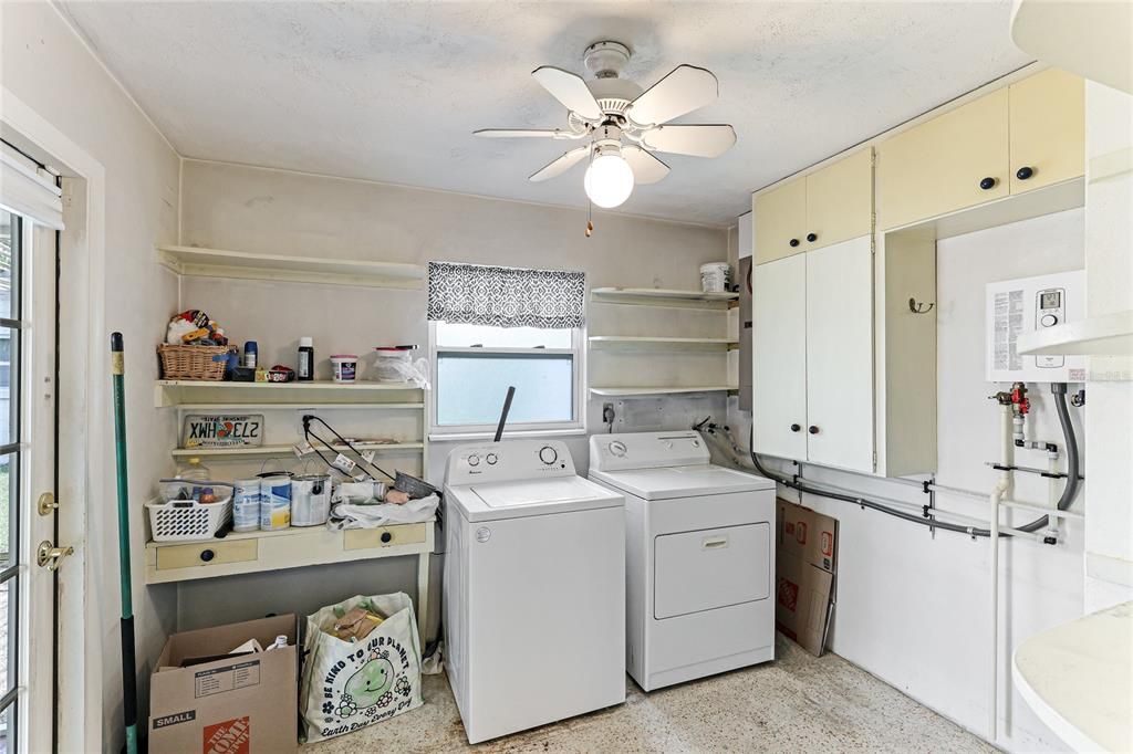 For Sale: $335,000 (2 beds, 1 baths, 871 Square Feet)