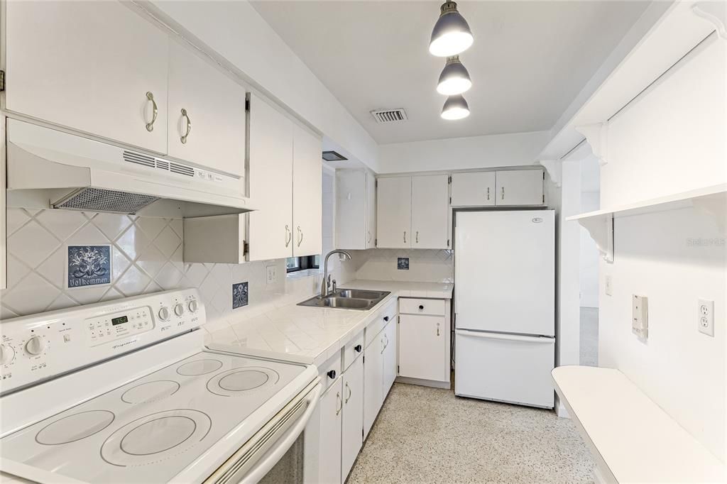 For Sale: $335,000 (2 beds, 1 baths, 871 Square Feet)