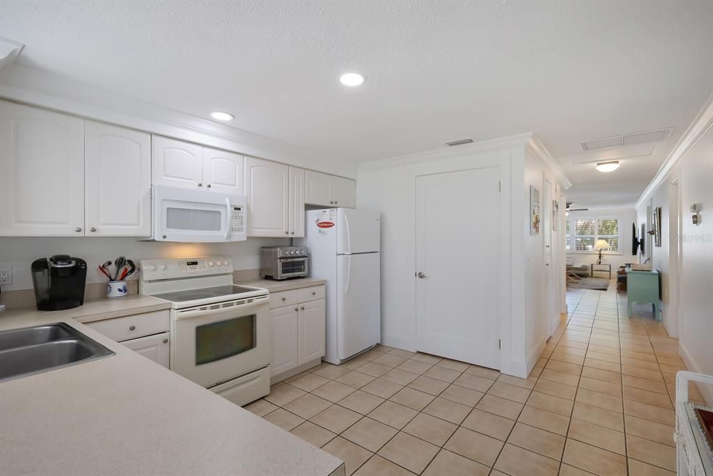 For Sale: $579,000 (2 beds, 2 baths, 1112 Square Feet)